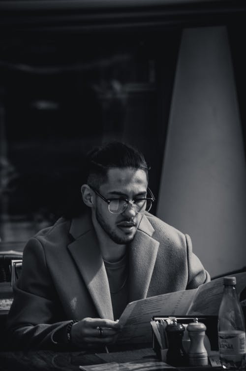 有关人, 单色, 坐的免费素材图片