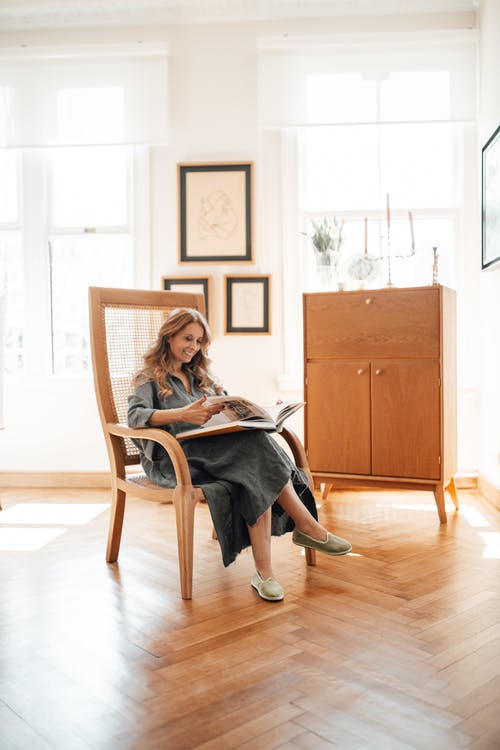 有关坐, 垂直拍摄, 女人的免费素材图片