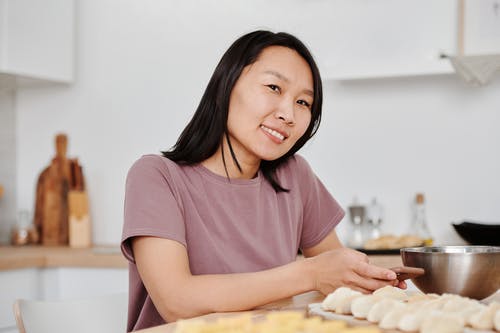 有关坐下, 女人, 室内的免费素材图片