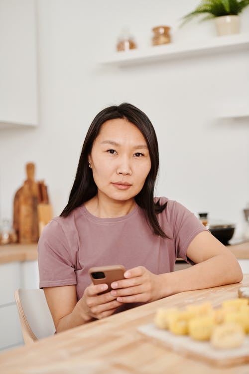 有关坐下, 垂直拍摄, 女人的免费素材图片