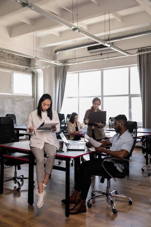 人们坐在桌子前的椅子上 · 免费素材图片