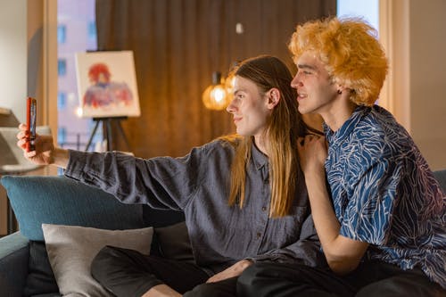 坐在旁边的灰色长袖衬衫的女人的蓝色长袖衬衫的女人 · 免费素材图片