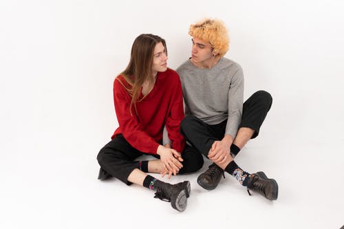 有关一对, 一起, 坐的免费素材图片