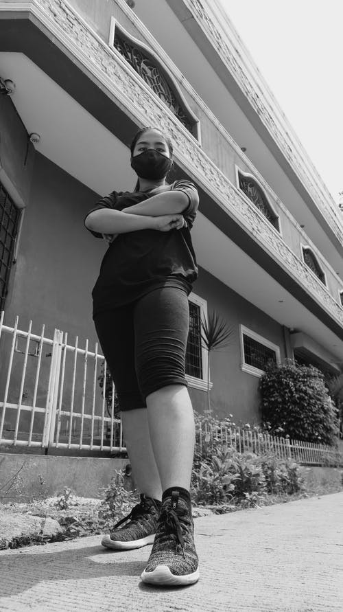 有关低角度拍摄, 双臂交叉, 单色的免费素材图片