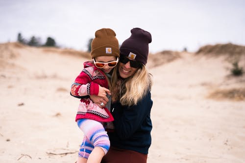 有关一起, 墨镜, 微笑的免费素材图片