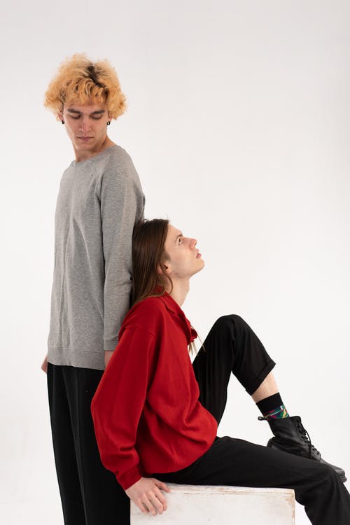 红色围巾的女人旁边的灰色长袖衬衫的女人 · 免费素材图片