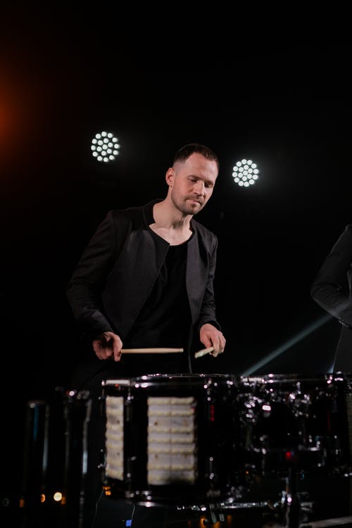 有关人, 垂直拍摄, 打击乐器的免费素材图片