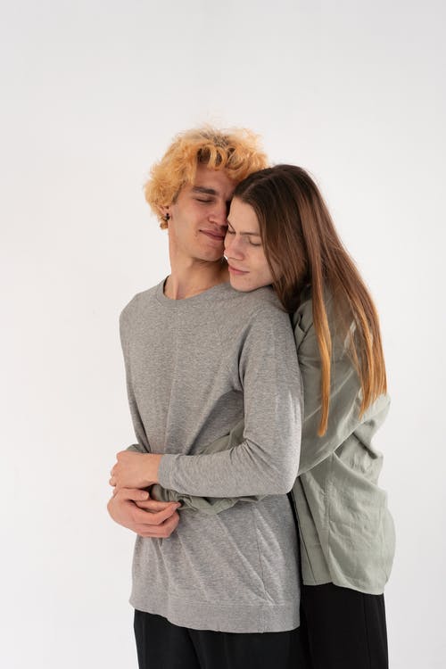 灰色长袖衬衫的女人拥抱灰色长袖衬衫的女人拥抱 · 免费素材图片