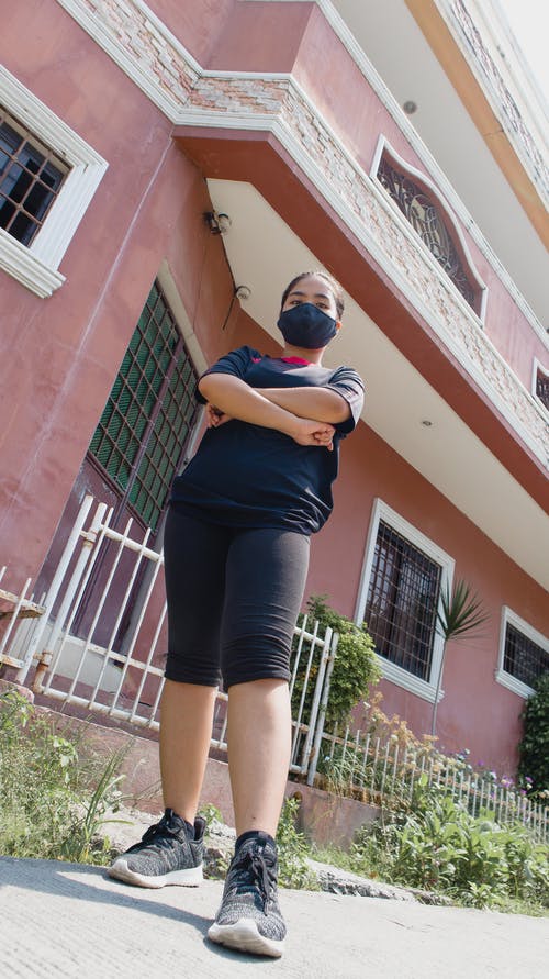 有关低角度拍摄, 双臂交叉, 垂直拍摄的免费素材图片