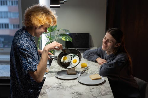 有关一对, 一起, 在家的免费素材图片