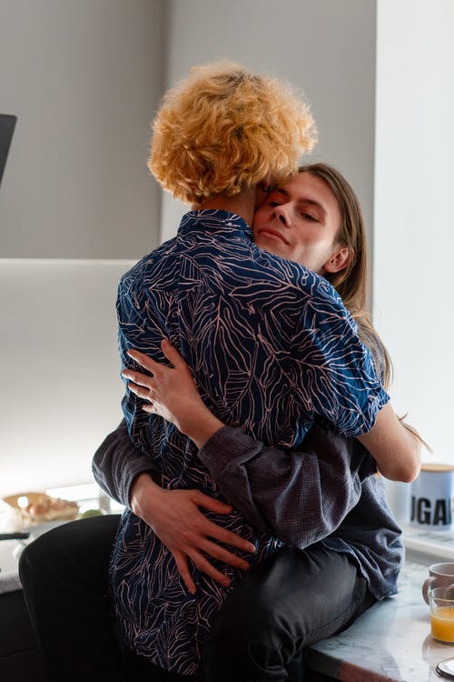 黑色和白色的长袖衬衫，坐在白色的椅子上的女人 · 免费素材图片