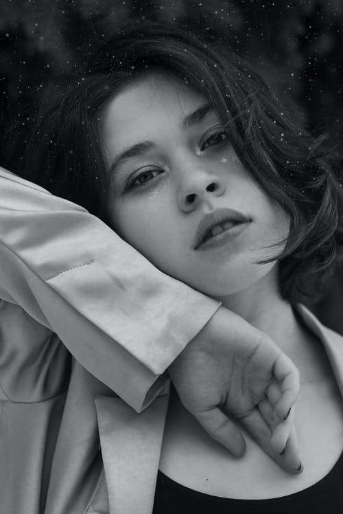 有关单色, 垂直拍摄, 女人的免费素材图片