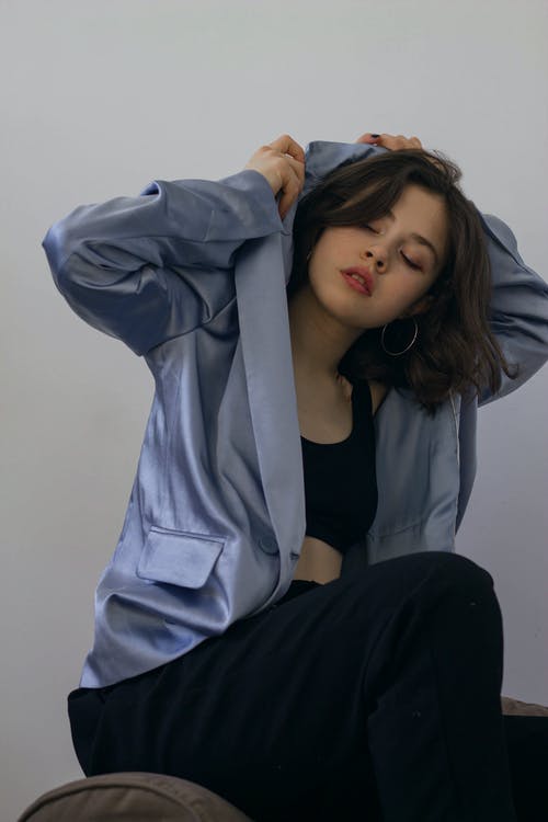 有关坐, 垂直拍摄, 女人的免费素材图片