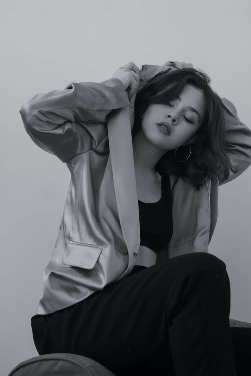 有关单色, 垂直拍摄, 女人的免费素材图片