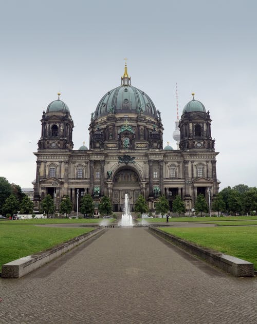 有关berliner dom, 喷泉, 垂直拍摄的免费素材图片