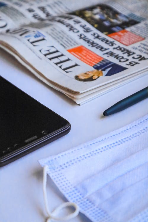 有关垂直拍摄, 报纸, 智慧手机的免费素材图片