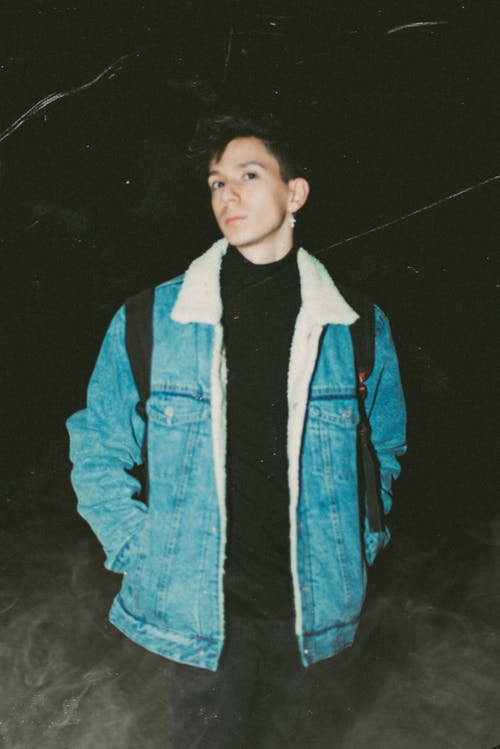 有关人, 垂直拍摄, 年轻的免费素材图片