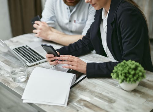 有关室内, 手, 智慧手机的免费素材图片