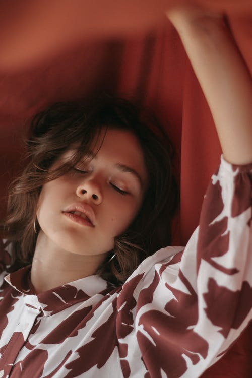 有关垂直拍摄, 女人, 服装的免费素材图片