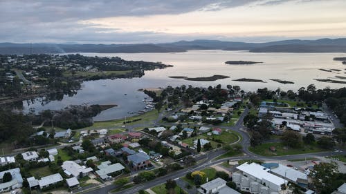 有关居住區, 房子, 湖的免费素材图片