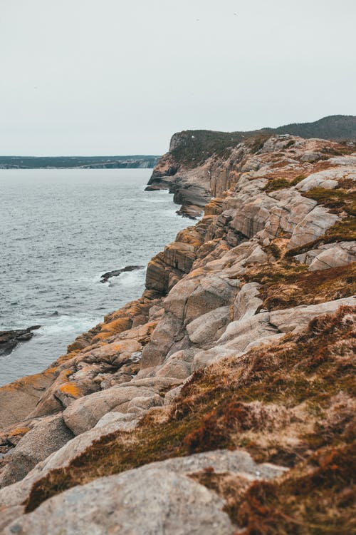 有关垂直拍摄, 岩石海岸, 户外的免费素材图片