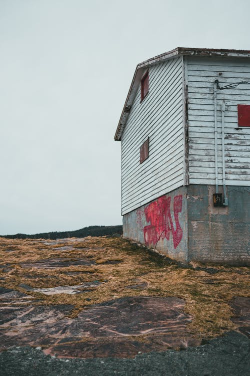 有关垂直拍摄, 坏心情, 木房子的免费素材图片