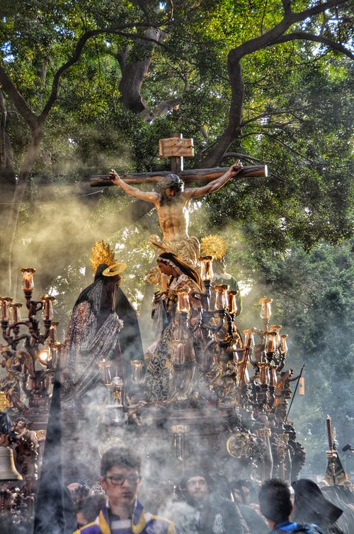 有关十字架, 垂直拍摄, 抽烟的免费素材图片