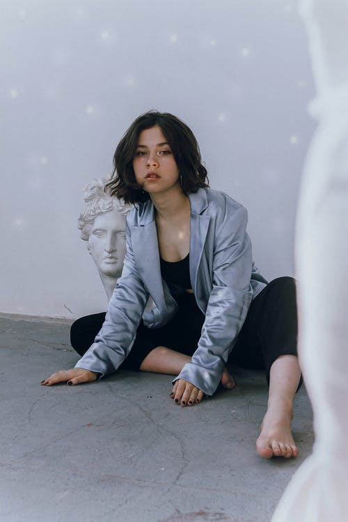 有关修剪指甲, 地板, 坐的免费素材图片