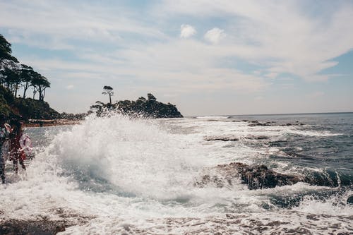 有关天性, 岩石海岸, 撞击波浪的免费素材图片