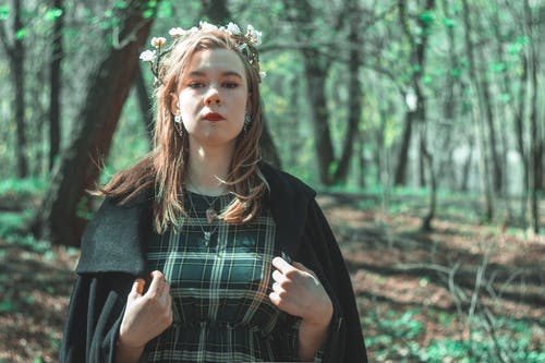 有关女人, 年轻, 拍照片的免费素材图片