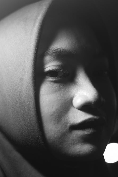 有关單色, 垂直拍摄, 女孩的免费素材图片