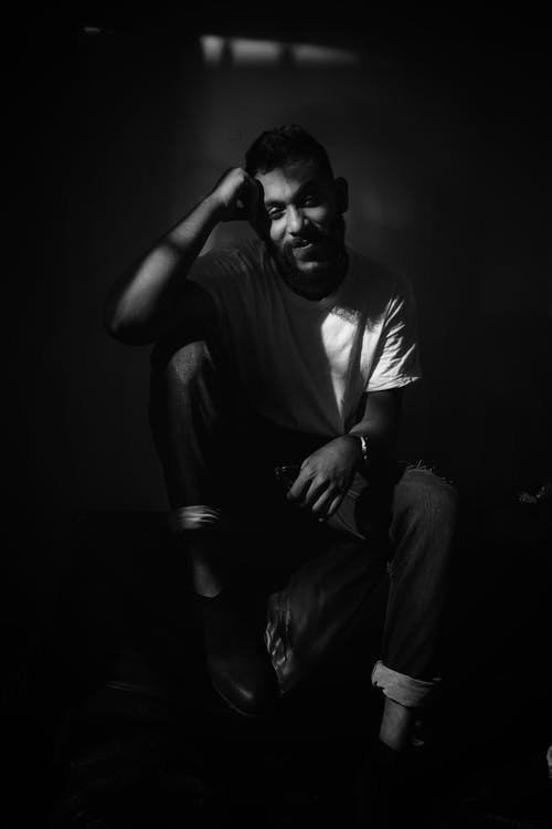 有关人, 单色, 坐的免费素材图片