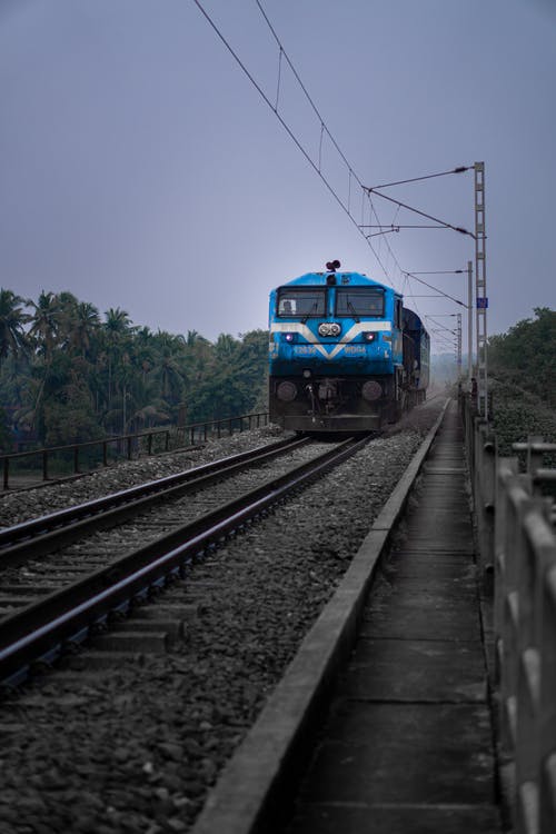 有关公共交通工具, 垂直拍摄, 火车的免费素材图片