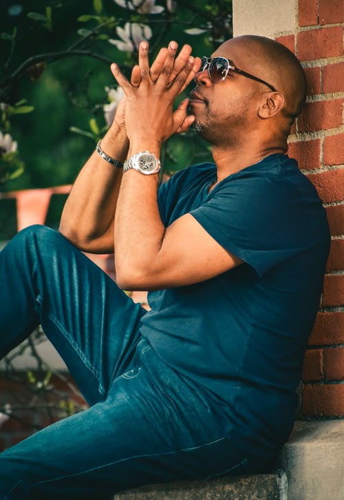 有关人, 双手合十, 坐下的免费素材图片