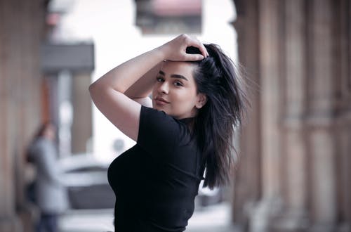 有关咖啡色头发的女人, 女人, 抚摸头发的免费素材图片