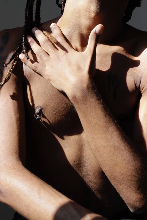 有关半裸, 垂直拍摄, 穿孔的免费素材图片