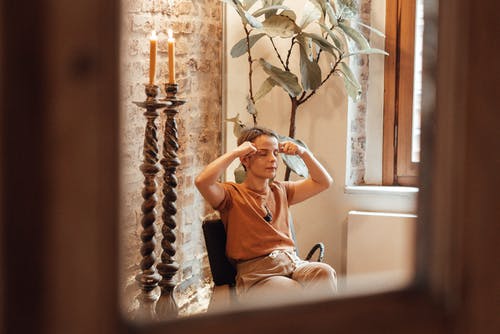 有关圆领t恤, 坐, 女人的免费素材图片