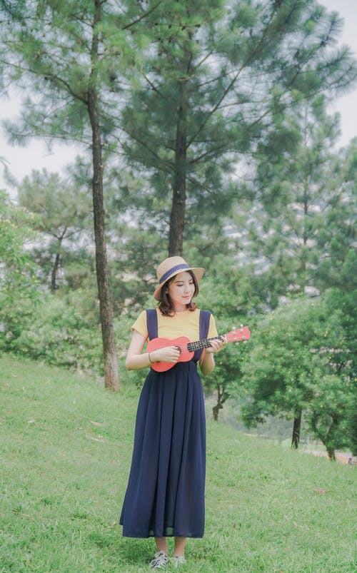 有关四弦琴, 垂直拍摄, 女人的免费素材图片