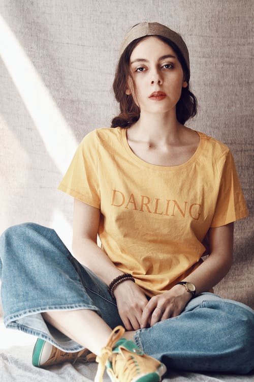 有关坐, 垂直拍摄, 女人的免费素材图片