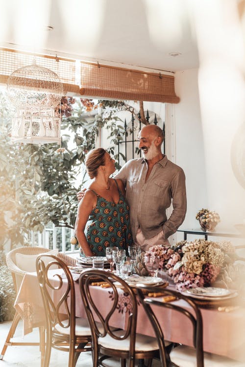 有关tablescape, 一对, 侧抱的免费素材图片