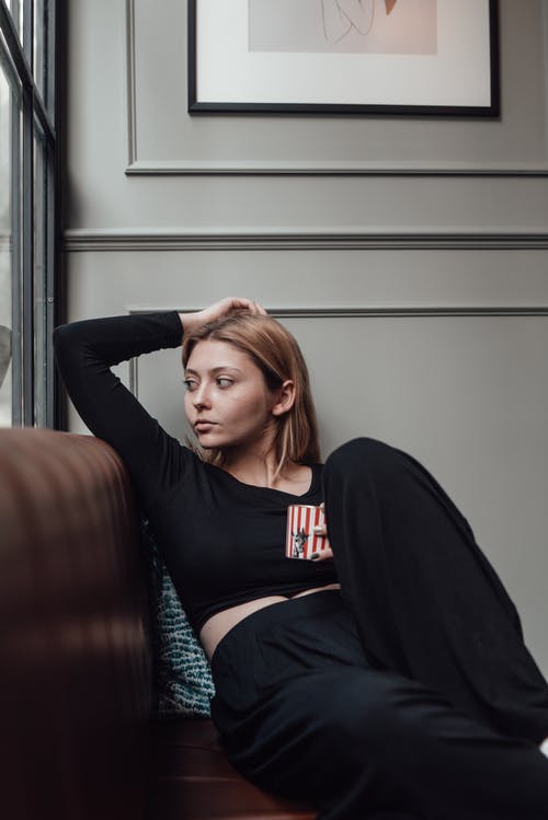 有关人, 在家, 坐的免费素材图片