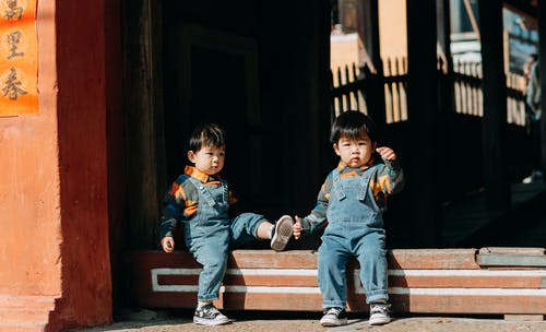 有关兄弟姐妹, 可爱的, 坐的免费素材图片