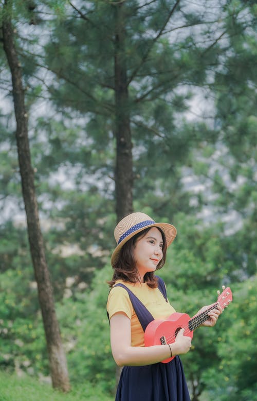 有关休闲, 四弦琴, 垂直拍摄的免费素材图片