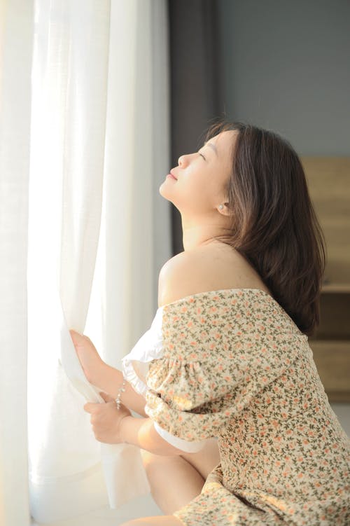 有关坐, 垂直拍摄, 女人的免费素材图片