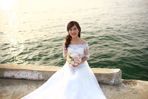 有关人, 坐, 婚纱礼服的免费素材图片