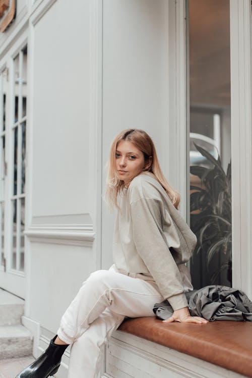 有关人, 坐, 垂直拍摄的免费素材图片