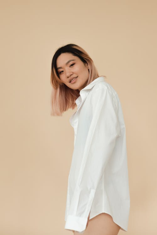 白色长袍站立的女人 · 免费素材图片