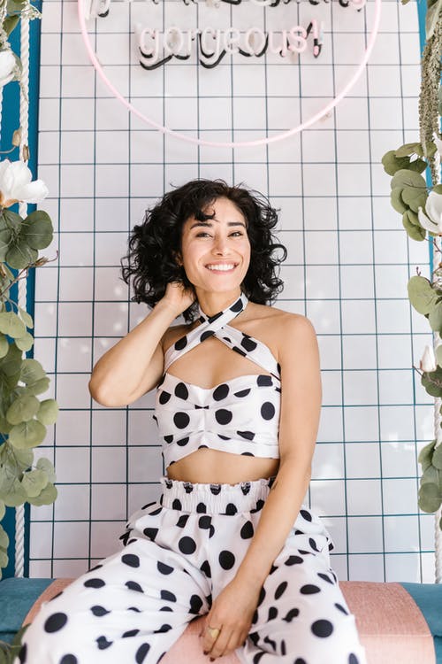 黑色和白色圆点吊带衫的女人 · 免费素材图片