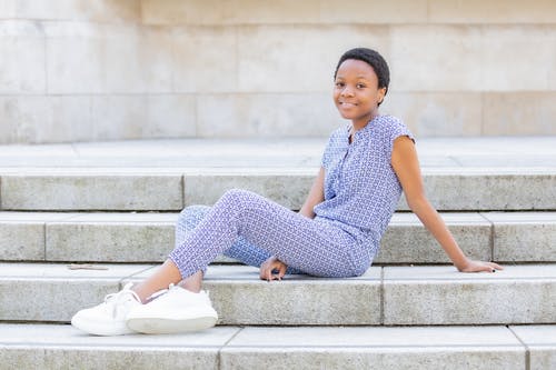 有关坐, 年轻, 微笑的免费素材图片