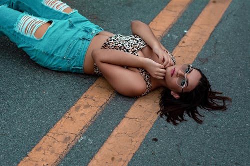 有关中空装, 墨镜, 女人的免费素材图片